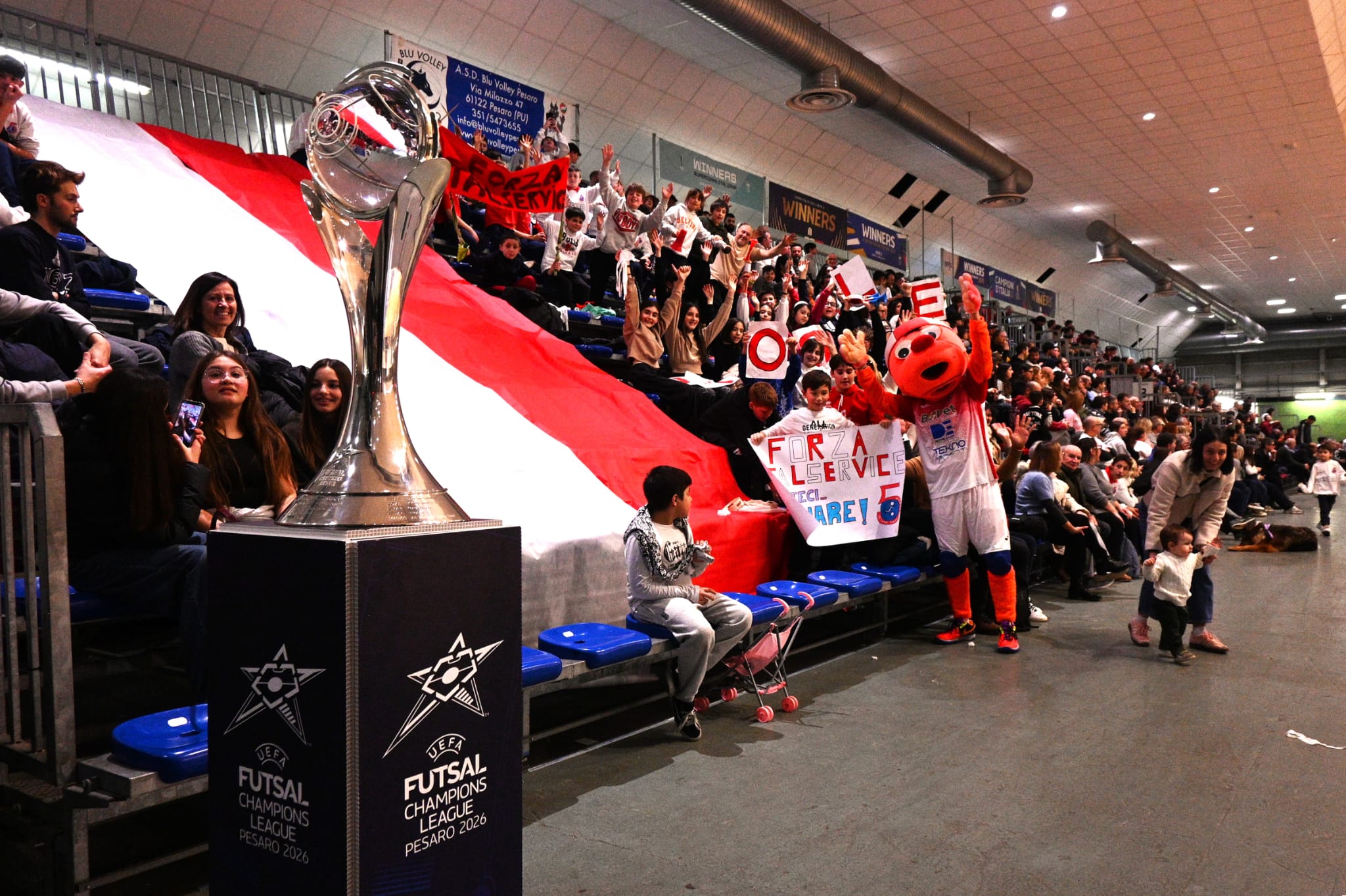 Super accoglienza a Pesaro, baci e abbracci a Falconara: il Trophy Tour per la Champions parte alla grande. Ora Ascoli e Corinaldo