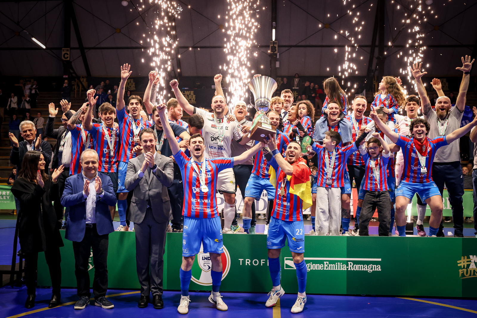 Storico en-plein Meta: batte l’Active in un PalaFanticini sold out e alza la Coppa della Divisione. Tutti i Major sono a Catania!